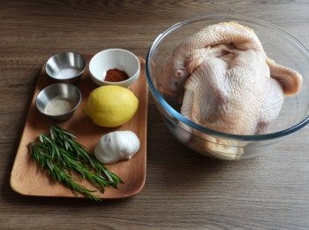 step1: 徹底洗淨雞肉, 剪掉頭,尾和多餘的脂肪, 剪掉脊骨及清理內部