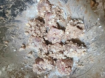 step6: 醃好後加入適量的蕃薯粉拌勻（可令排骨炸起來口感更酥），讓排骨均勻沾上蕃薯粉，靜置數至十分鐘等反潮 (這是確保炸時粉不易跟排骨分離)可以看顏色判別，剛裹好的排骨粉是白的，反潮後的排骨，粉會轉有醬色。