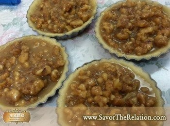 step4: 填入冷卻的焦糖核桃內餡。