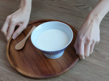 step6: 把碗放到已煮滾的水蒸7分鐘,然後關掉爐火焗10分鐘