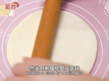 step11: 有問題！！！！！！

把兩片塗了麻油的一面對著，疊在一起，然後用擀麵棍壓成圓餅，直徑約15cm。重複此步，完成所有麵團。
Stick 2 dough together (with the surface which brushed with sesame oil)and roll into a 15cm diameter circle by a rolling pin. Repeat the step until finish all the dough.