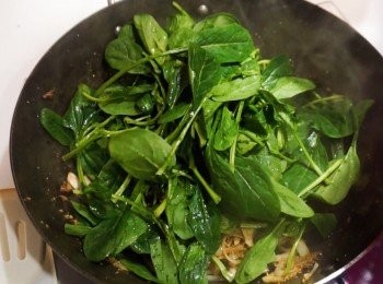 step9: 下菠菜苗炒熟，