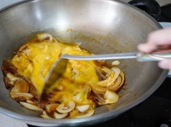 step5: 加入打勻的雞蛋，邊煮邊慢攪，煮至半熟後倒在白飯上，再放上豬扒及蔥花