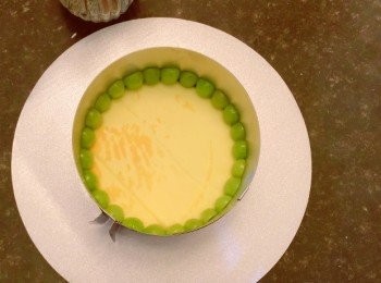 step1: 做出戚風蛋糕，圍上一圈葡萄