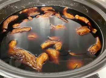 step5: 用瓦煲加入甜醋和薑煮一小時，一小時後開鑊蓋，用廚紙抹去鑊蓋水份