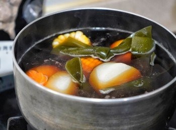 step5: 先放入海帶結、白蘿蔔、芋絲、蒟蒻、粟米及水煮蛋，煮40分鐘。再放入肉丸及炸豆腐，煮10分鐘即可。
📝只要微滾就好，才能做出清澈的湯汁。