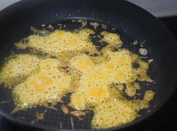 step5: 盛起煎餅，在平底鑊上灑上車打芝士，待芝士慢慢變乾後，再將煎餅放在車打芝士，煎1分鐘。
做沾醬: 混合1湯匙醬油、1湯匙水、1/2湯匙白醋、1/3湯匙糖、少量白芝麻。