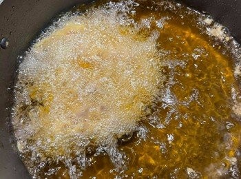 step6: 再翻面讓皮再次朝下多炸一分鐘後再起鍋；