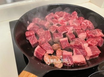 step1: 牛頸脊切粒，京蔥斜切片備用，熱鑊後可加少許油或牛脂肪起鑊，煎封牛肉粒表面，不用煎熟盛起
