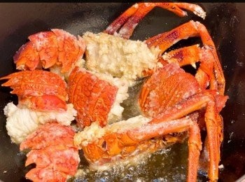 step3: 大鍋下油，大火燒熱後，用半煎炸方式煎封龍蝦件，煮至龍蝦殼變紅色半熟，立即撈起避免過熟