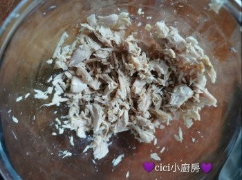 step1: 吞拿魚瀝乾水份，用叉弄碎；紫洋蔥切碎；火腿切粒，備用。