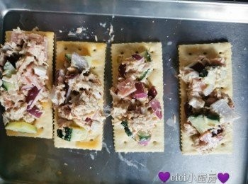 step4: 將適量吞拿魚沙律放上梳打餅，即成。