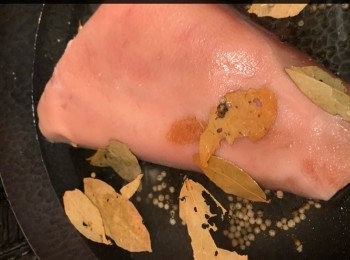step2: 滾水加入豬手、香草、白醋、白胡椒，
細火煲45分鐘(冚蓋）