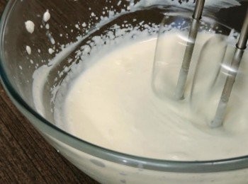 step6: 製作奶蓋。把淡忌廉打發至半稠身，加入已溶化的白朱古力、糖，再一邊打發，一邊加入牛奶調整稀稠。抹茶粉用暖水開稀，加入一半的奶蓋拌勻，把它們放入雪櫃冷藏半小時