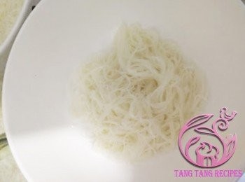 step6: 湯米粉滾水煮熟，放入碗中。