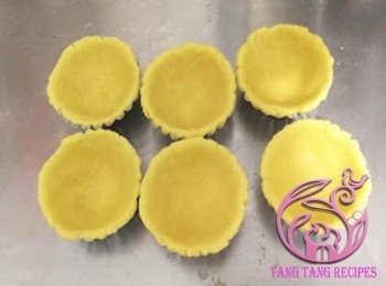 step9: <span class="group_1">批皮</span>搓圚按扁，放入撻模內，用兩隻姆指將撻皮邊緣往上推。