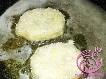 step7: 平底鍋加熱油，放入薯餅，炸至金黃免。