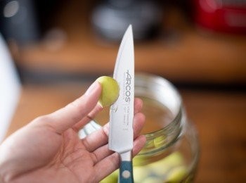 step5: 將梅子用刀劃開或是用叉子戳洞後，放入殺菌過的空罐中。