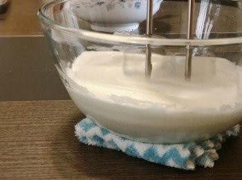 step3: 用發蛋器把蛋白打至挺身，並分三次加入共40克糖，打發至蛋白末端成尖角(乾性發泡)。