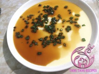 step6: 蛋上可加少許豉油及蔥花即成。