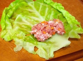 step3: 少量油鹽糖粟粉醃肉碎，備用。中火滾椰菜三分鐘，拿起。 紅蘿蔔切粒，加入肉碎混合。