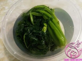 step1: 雪菜用清水浸1小時，揸乾水份，再加入清水浸。重覆3次