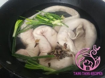 step6: 大鑊煲滾水，放入兩粒八角，蔥、薑、1茶匙鹽、1湯匙白酒、1茶匙白醋、豬大腸。