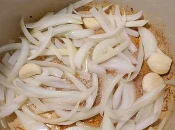 step4: 原鍋下洋蔥和蒜粒炒至軟身，再加入再入白酒。