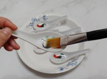 step3: 準備數個中式湯匙; 並在上面掃上薄油