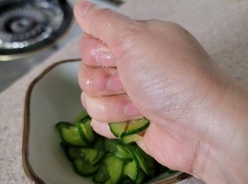 step1: 青瓜切半後切成薄片；用1/3茶匙醃半小時； 再徹底搾乾水份備用
