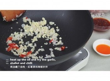step3: 熱油鑊下蒜粒, 紅蔥頭和辣椒炒拌, 炒香後加入豬肉碎炒勻