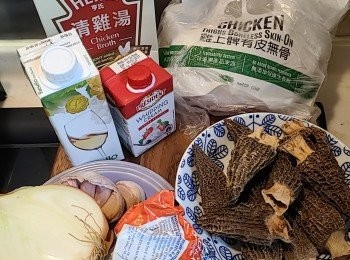 step1: 預備材料: 洋蔥切條備用。羊肚菌先用水沖洗，再用水浸30分鐘 ，記得保留浸羊肚菌的水 。