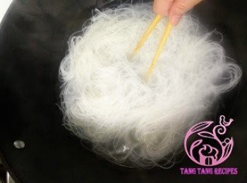 step6: 煲滾水，水滾熄火，放入米粉，用筷子打散。
(打散即可，不用熟透)