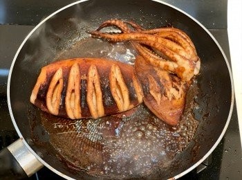 step5: 倒入步驟2的調味料，中火煮至醬汁濃稠及魷魚熟透即成