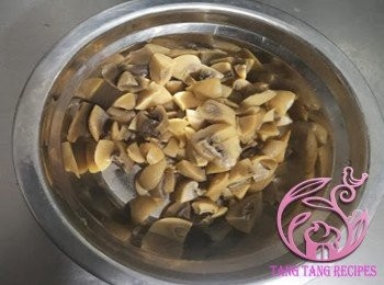 step12: <span class="group_2">批餡</span>磨菇切細粒備用。
*可用罐頭或新鮮，同用罐頭先揸走多餘水份