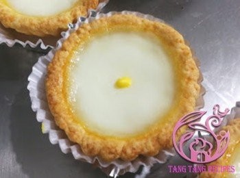 step19: <span class="group_3">造型裝飾</span>黃色朱古力畫鼻子。