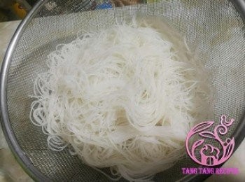 step7: 隔篩隔去水份。