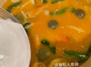 step7: <a href="https://bit.ly/3CaaqmB" target="_blank" data-keyword="龍蝦尾" class="guide-link"><strong>龍蝦尾</strong></a> <span style="display:inline-block;vertical-align:middle;margin-top:-3px;color:initial;border-radius:3px;padding:2px 3px;font-size:12px;line-height:14px;background:#87d300;color:#fff;">即買</span> 先盛起備用，加入椰奶煮一分鐘