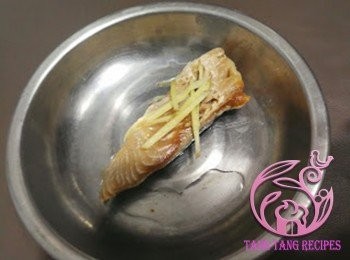 step1: 鹹魚加少許油及薑絲蒸10分鐘。