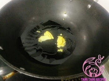 step4: 起鑊，加油，加入生薑、蒜蓉。
