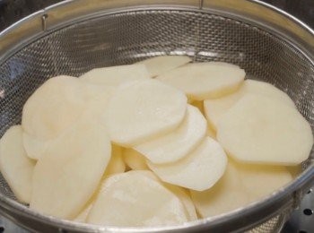step1: 首先
把馬鈴薯去皮切片狀
然後蒸大約30分鐘至熟透。