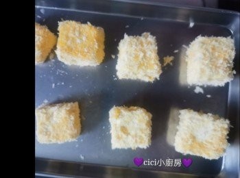 step2: 雞蛋預先打勻，先把豆腐沾上粉，再沾上蛋液，最後沾上麵包糠，把多餘的麵包糠拍走，靜待15分鐘至回潮。