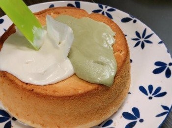 step7: 把戚風蛋糕中間開洞，把兩款的奶蓋倒入洞口，並塗上蛋糕面，加入杏仁碎做裝飾，抹茶爆漿蛋糕完成