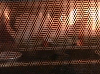 step6: 把焗爐用170°C預熱10分鐘，放入一杯水進焗爐，再放入蛋糕，用170°C焗25分鍾，然後把焗爐的門打開小許，轉150°C焗10分鍾，使蛋糕不用收縮。