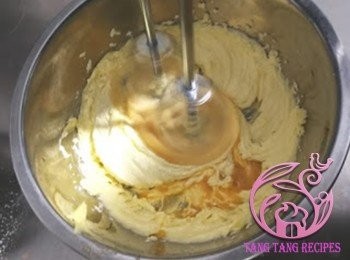 step6: <span class="group_1">批皮</span>分2次加入蛋液，打至完全吸收再加第2次。