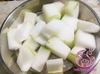 step1: 冬瓜去皮去囊，切大件。