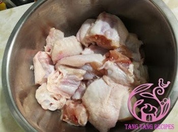step2: 雞斬件，用<span class="group_2">醃雞</span>粉醃30分鐘。