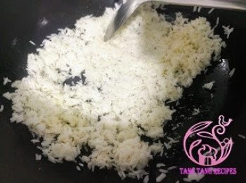 step3: 燒熱鑊。加油，加入白飯炒片刻。