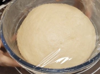 step4: 把麵團放入大碗中加一點點植物油
用保鮮紙封好
把麵糰放在比較溫暖的地方
等待麵糰慢慢發酵至一倍大左右