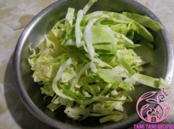 step4: 椰菜切幼絲。